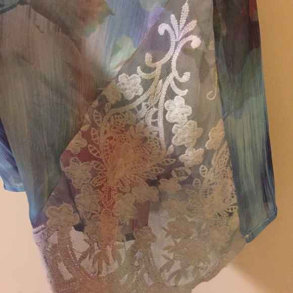 Floral Top - Picture 2 of 6